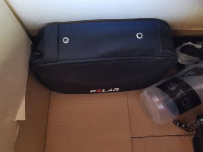 lot de 2 cartons, casque de vélo , pompe...