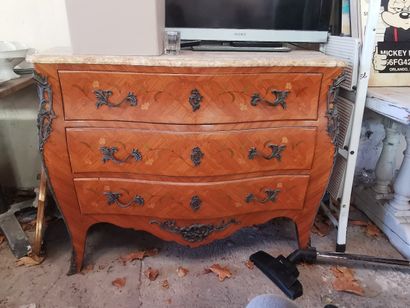 commode galbée et marquetée de style Louis...