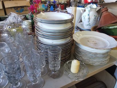 l'intégralité du dessus de table et du dessous...