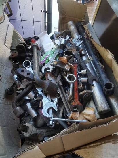 lot d'outillages, un enrouleur électrique...