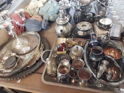 Intégralité du dessus de table comprenant:...