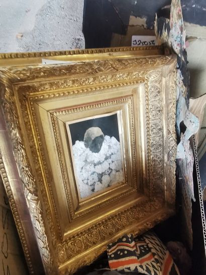 Lot de tableaux, miroirs, carton de bibelots...