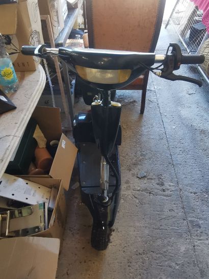 trottinette électrique 3 roues avec 2 ch...