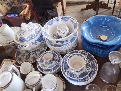 Intégralité du dessus de table comprenant:...