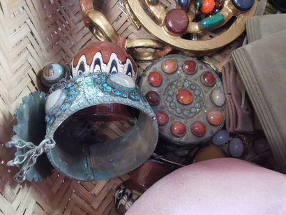 Deux corbeilles de petits bibelots et bijoux...