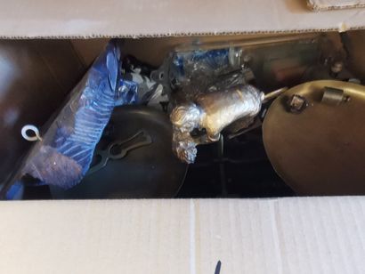 un carton de bibelots avec caméras de système...