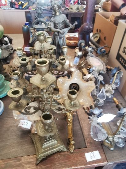 lot de 4 chandeliers en laiton , un lot d'appliques...