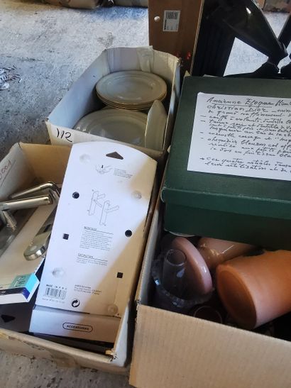 lot de 3 cartons de vaisselles, fond de maison,...