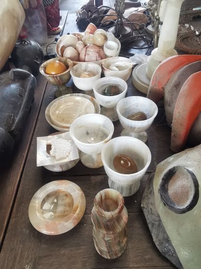Lot d'objets décoratifs en albâtre on y joint...
