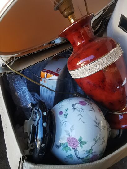 fort lot comprenant bibelots , tissus , lampe...