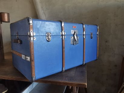 Malle de voyage bleue, de marque J,M,G (...
