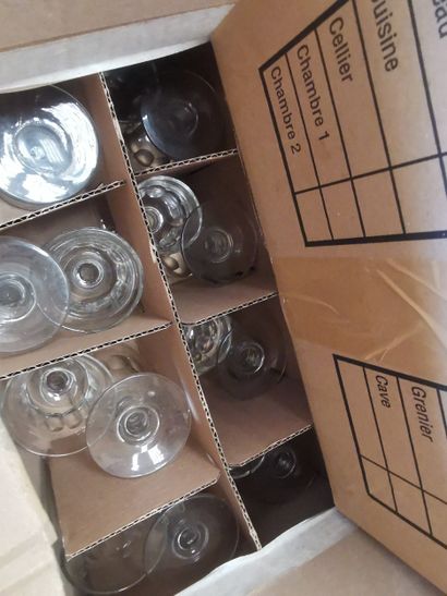 lot de deux cartons de verres