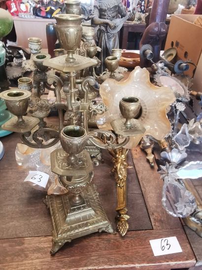 lot de 4 chandeliers en laiton , un lot d'appliques...