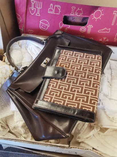 1 lot d'accessoires comprenant une robe en...