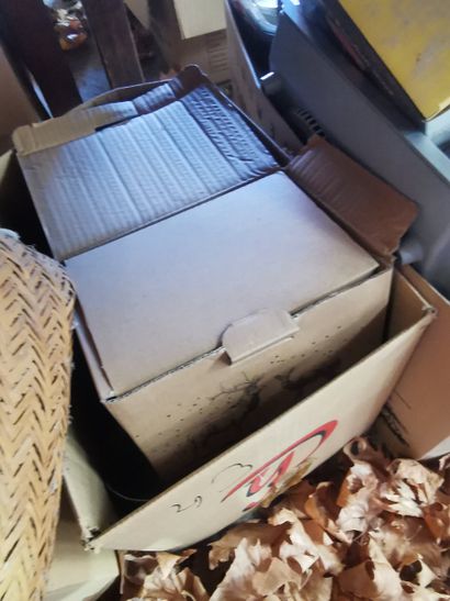 4 cartons et 1 corbeille de fond de mais...