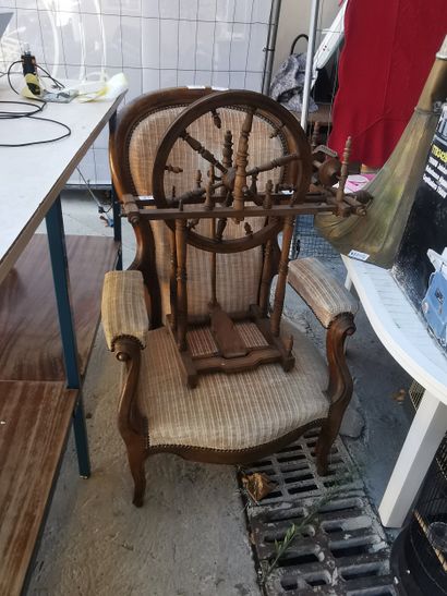 lot comprenant un fauteuil voltaire , une...
