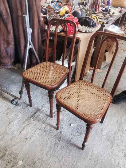 Lot de chaises : quatre en bois, quatre en...