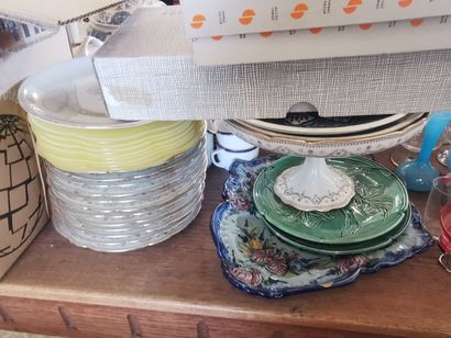 Intégralité du dessus de table comprenant:...