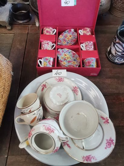Ensemble dépareillé de tasses en porcelaine...