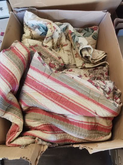 un carton comprenant 2 boutis anciens , gants,...