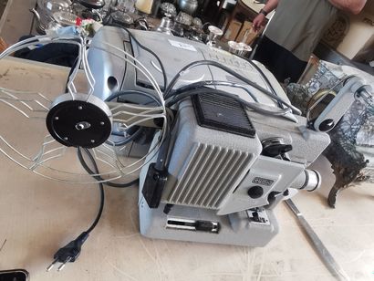 Lot comprenant: projecteur de marque EUMIC...