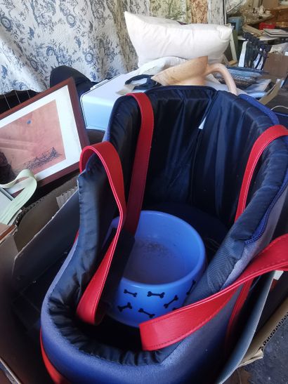 fort lot comprenant bibelots , tissus , lampe...
