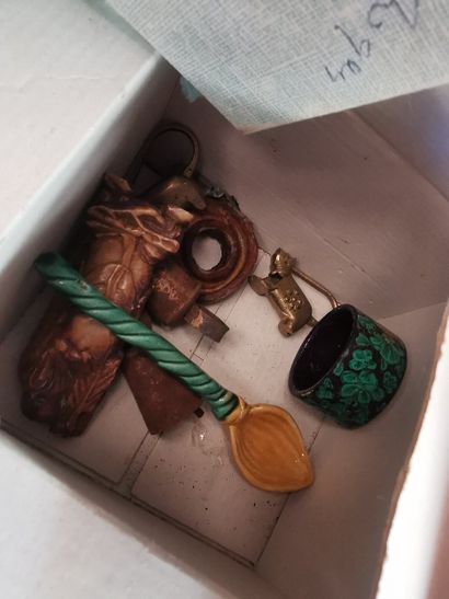 Deux corbeilles de petits bibelots et bijoux...
