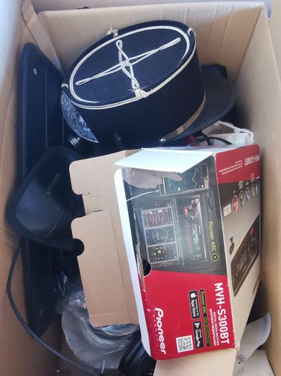 lot de 2 cartons, casque de vélo , pompe...