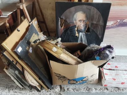 Lot de tableaux, miroirs, carton de bibelots...
