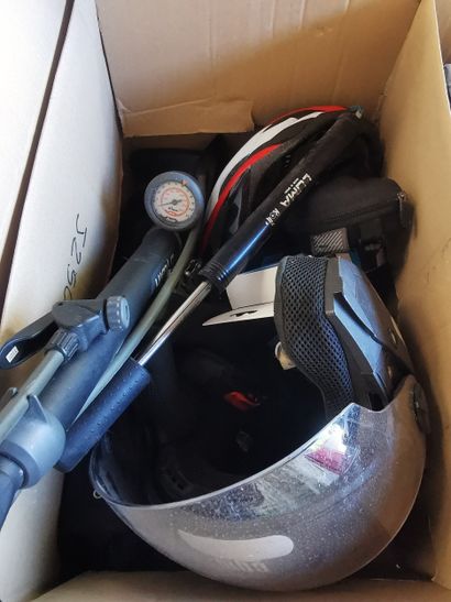lot de 2 cartons, casque de vélo , pompe...