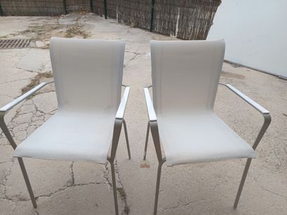 Un relax et deux chaises au modèle