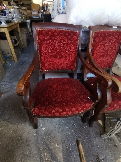 3 fauteuils en bois teinté et velours ro...