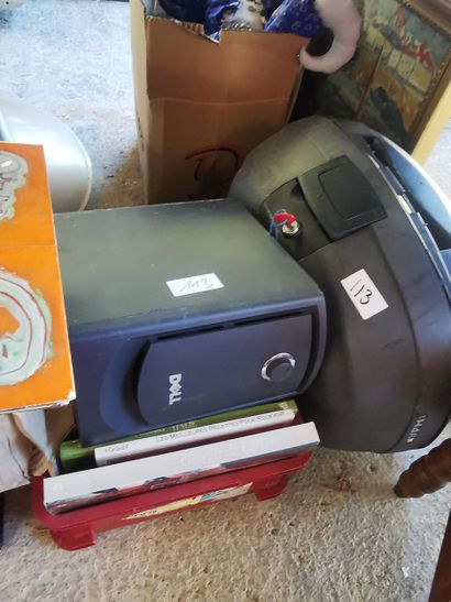lot comprenant bibelots , livres , top case...