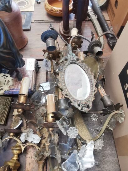 lot de 4 chandeliers en laiton , un lot d'appliques...