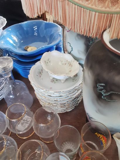 Intégralité du dessus de table comprenant:...
