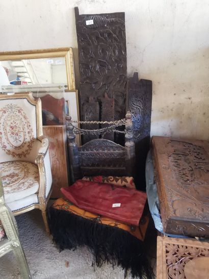 Chaise basse Afghane en cèdre teinté et cuir...