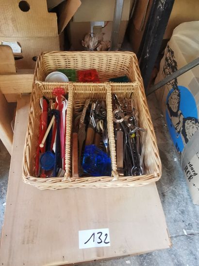 l'intégralité des 2 tables ainsi que le dessous...