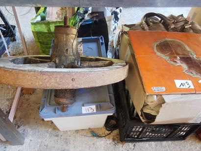 lot comprenant bibelots , livres , top case...