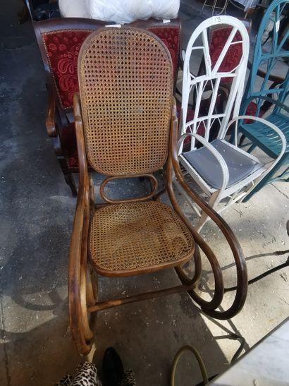 un rocking chair dans le goût de Thonet