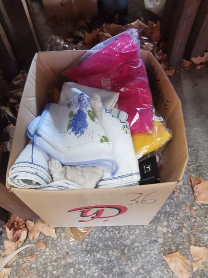 Deux cartons de chaussures,vetements et ...