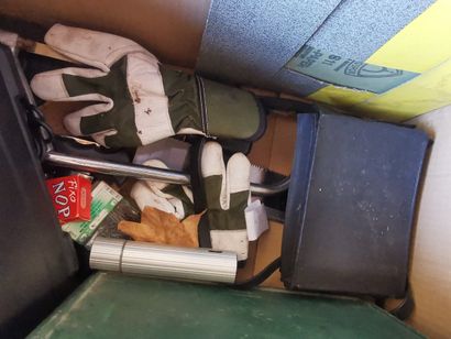 un carton d'outillages avec un perforateur...