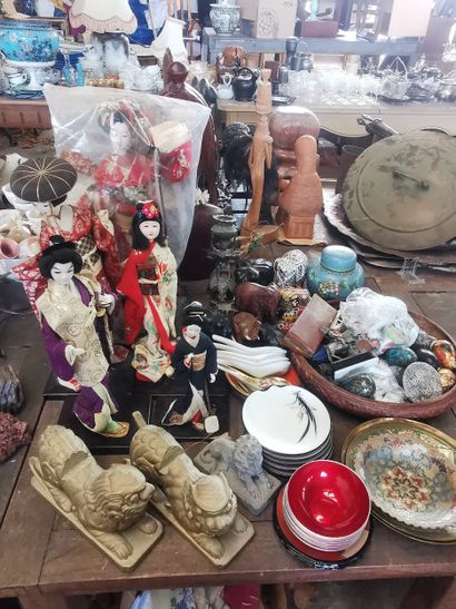 Lot d'objets décoratifs asiatiques comprenant...