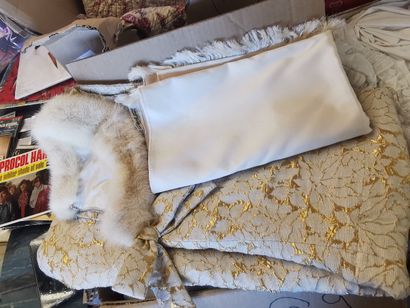 1 lot d'accessoires comprenant une robe en...