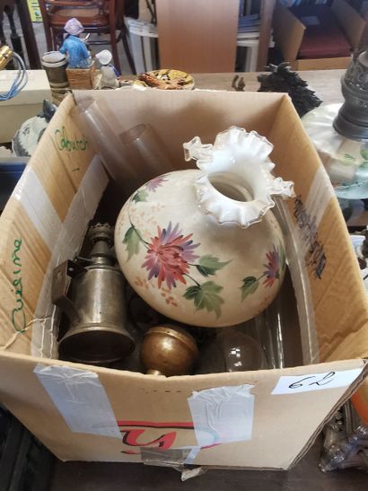 1 carton de lampes dont lampe pigeon et un...