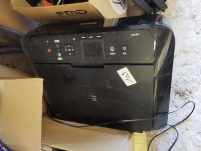 un carton de bibelots avec caméras de système...