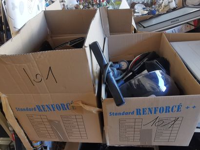 lot de 2 cartons, casque de vélo , pompe...