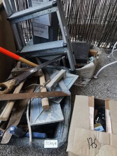 Fort lot de visserie et outillage (scie,...