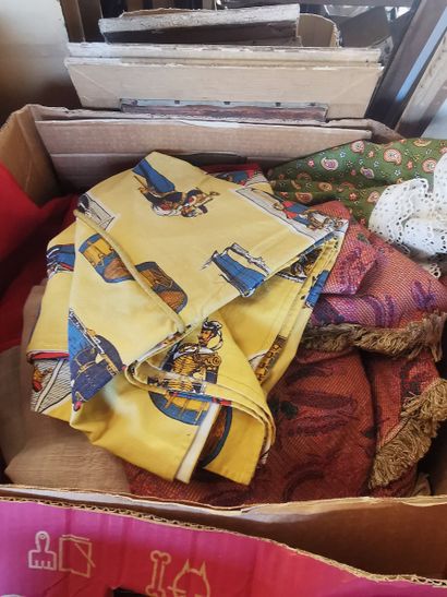 deux cartons de linge ancien brodé , un carton...