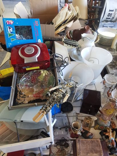 l'intégralité du dessus de table , bibelots,...