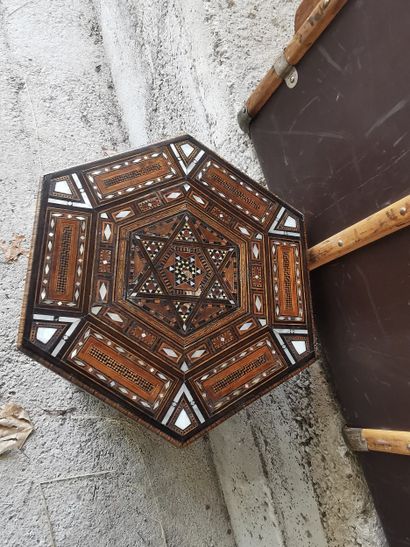 Guéridon oriental hexagonal, marqueterie...